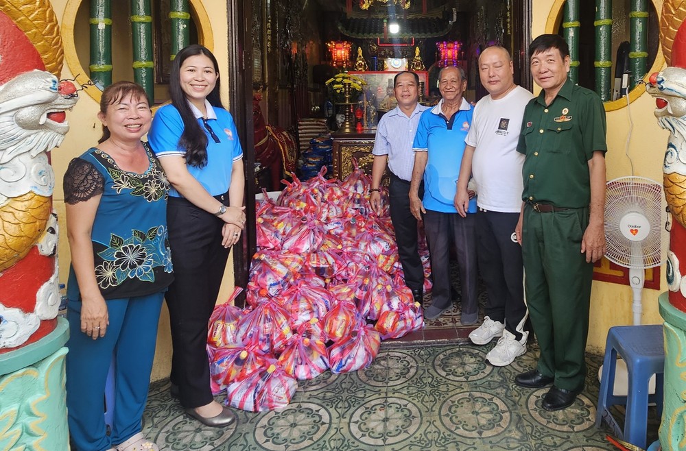 左闾关帝庙向当地贫困户赠送礼物。