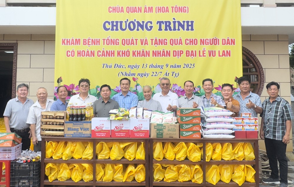 本市观音寺住持释女法平尼师（中）与诸位华人热心人士合作