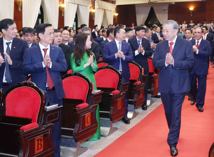 党中央总书记苏林出席大会。