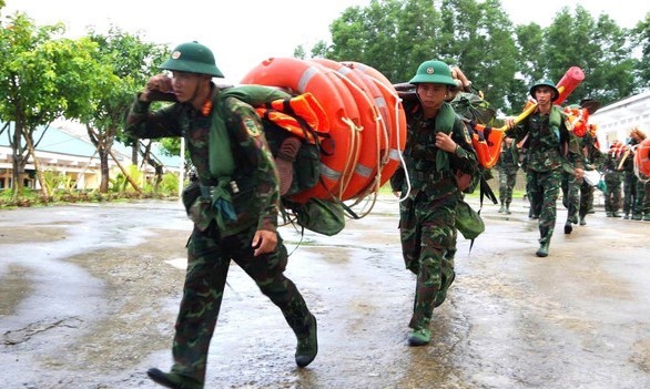 军队力量参与防御台风。图自越通社 