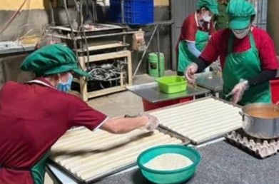 岘港市公安厅发现多个违反食品安全规定的中秋月饼产销单位。