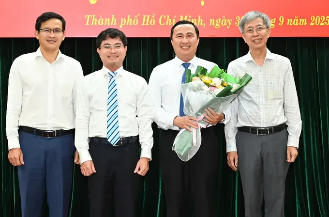 黎黄海同志接收鲜花与祝贺。