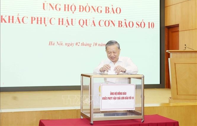 党中央总书记苏林参加慈善一日捐活动。