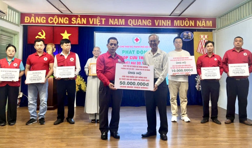 土龙木天后宫代表向胡志明市红十字会捐助5000万元。