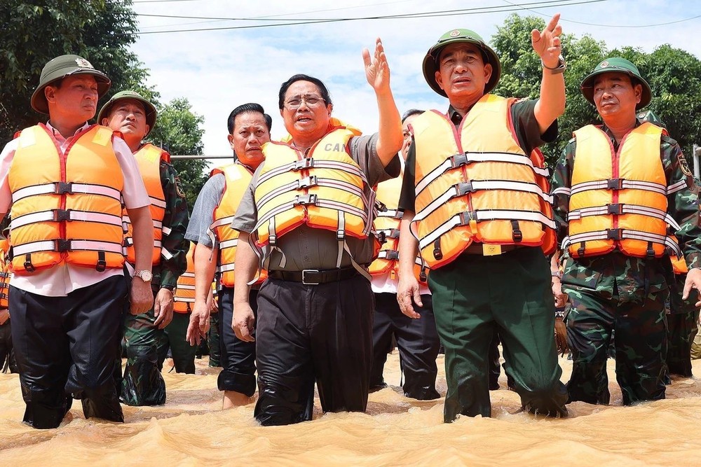 政府总理范明政亲往太原省，实地视察洪水灾情，慰问当地群众。（图：VGP）