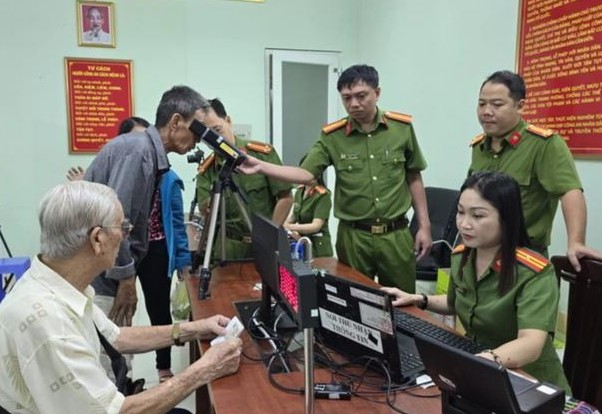 市民在公安机关办理身份证。