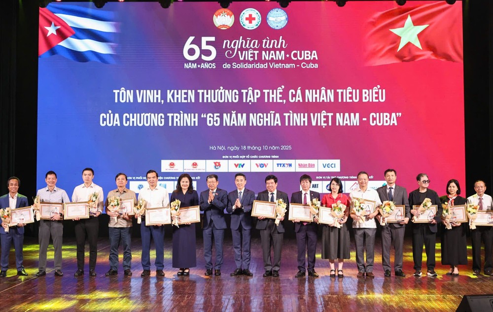 越南红十字会中央领导向对计划作出诸多贡献的集体和个人赠送鲜花和颁发奖状。