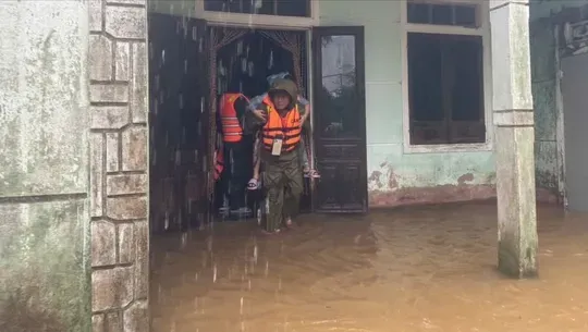 顺化市兴禄社公安助民避洪。
