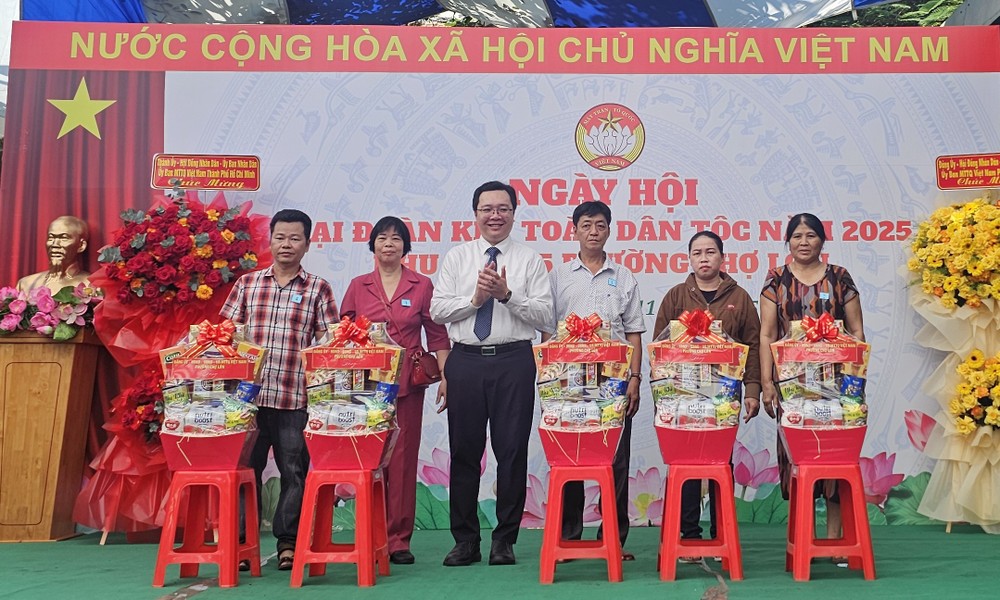 堤岸坊关照贫困户。