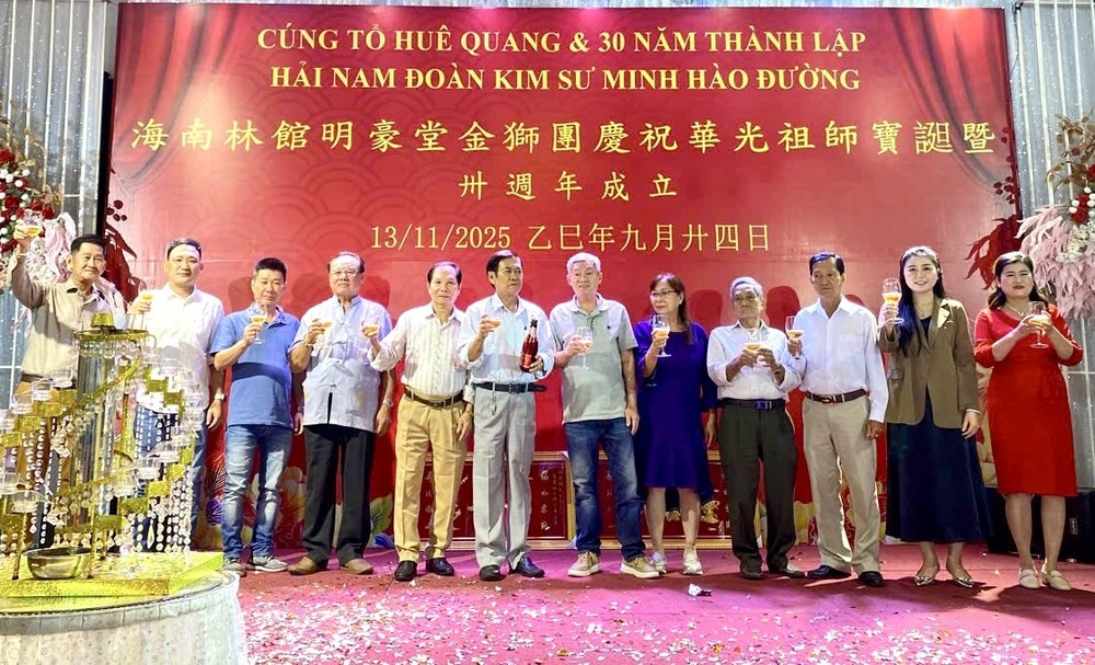 理事顾问与社会贤达和金狮团领导庆祝团庆。