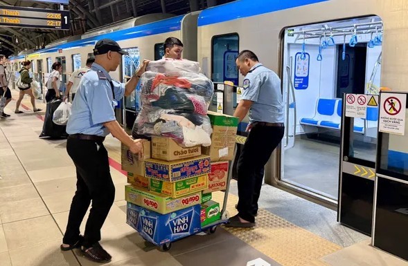 11月21日晚上10时，胡志明市人民满怀情义的物资送往中部同胞。