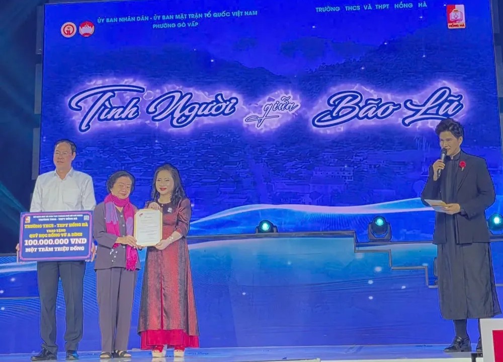 红河初中-高中学校董事会在音乐晚会上捐赠1亿元。