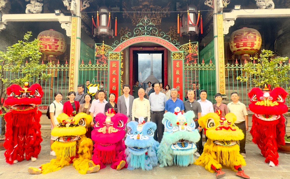 胡志明市穗城会馆理事会与中国暨南大学华文学院代表团合照。