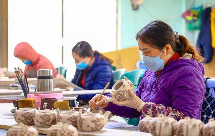 钵场乡的各家陶瓷窑炉正集中筹备原材料，动员人力加班赶产保供应。图自《新河内报》