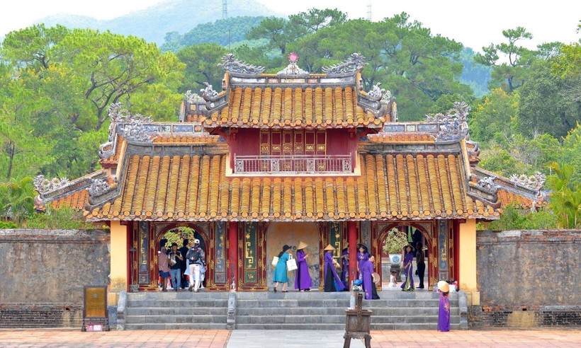 嗣德陵坐落于顺化市以西8公里处一片广袤的松林之中，是阮朝皇家建筑中最精美的典范之一。图：黎黄