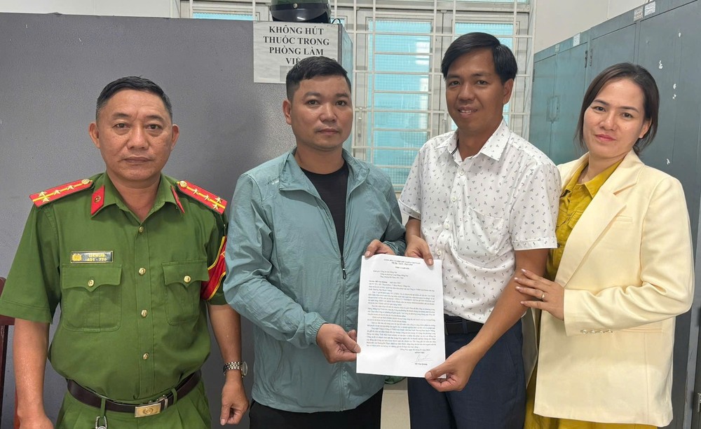 企业主理人向黄伯操（左二）及公安力量致感谢信以表达了诚挚的谢意。图：同奈省公安。