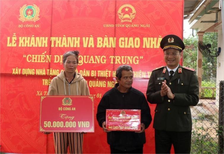 广义省西茶乡丁文郡在新房移交仪式上收到公安部及各组织的礼物。