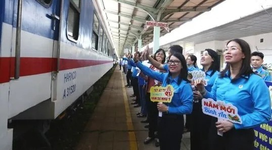 同奈省劳动联团领导欢送工人、劳动者登车回乡迎接2025乙巳年春节。