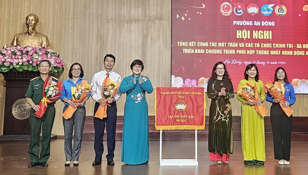 安东坊越南祖国阵线委员会荣获市越南祖国阵线委员会出色锦旗。