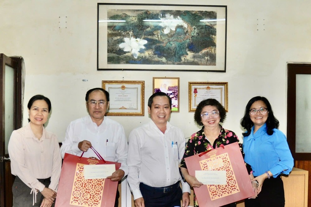 市委宣教与民运处副主任段文同率该处干部前往探望市各民族文学艺术协会常值副主席张四妹及副主席富文肯两位民族优秀干部。