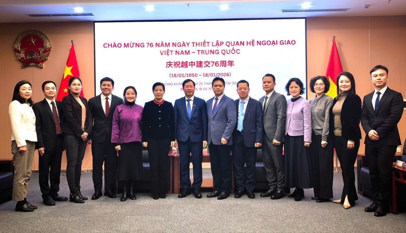 出席活动的双方代表合影。图自越通社