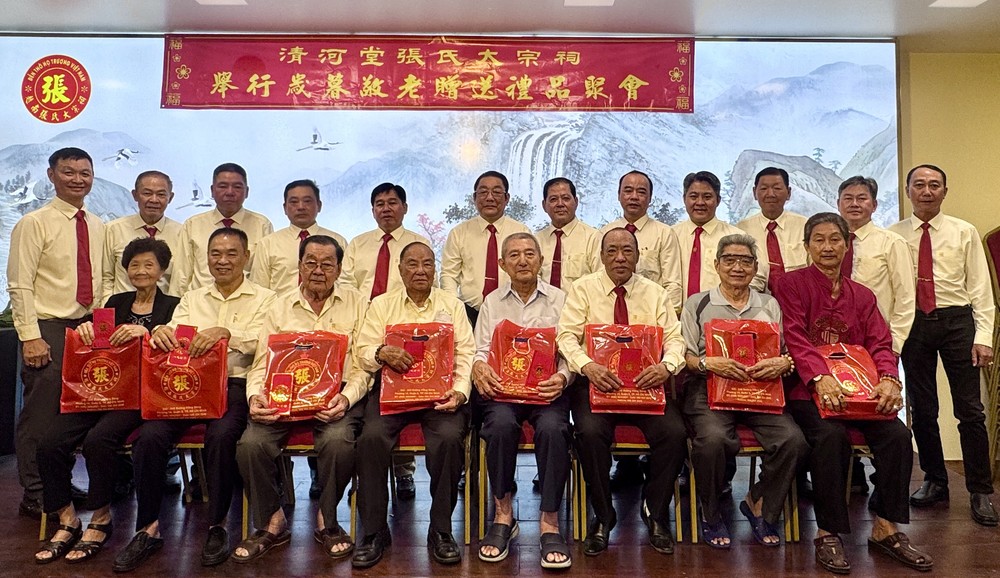 张氏大宗祠第十五届理事会向高龄宗亲赠送岁暮敬老礼品。