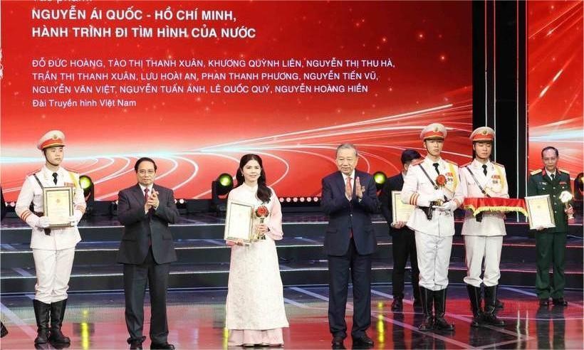 党中央总书记苏林、政府总理范明政为来自越南电视台的获奖作者颁发一等奖。图：越通社