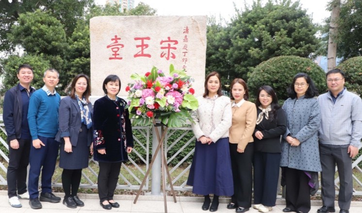 越南驻香港（中国）总领事馆代表团参观位于香港特别行政区九龙区的宋王台古迹。图：越通社