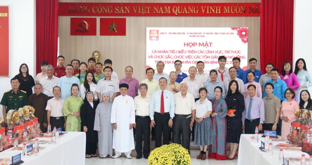 左关坊领导与模范代表新春聚会。