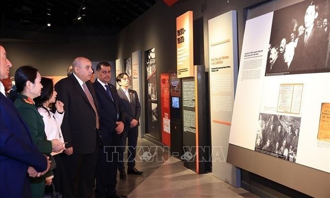 约旦众议院议长马赞·图尔基·卡迪参观越南军事历史博物馆。