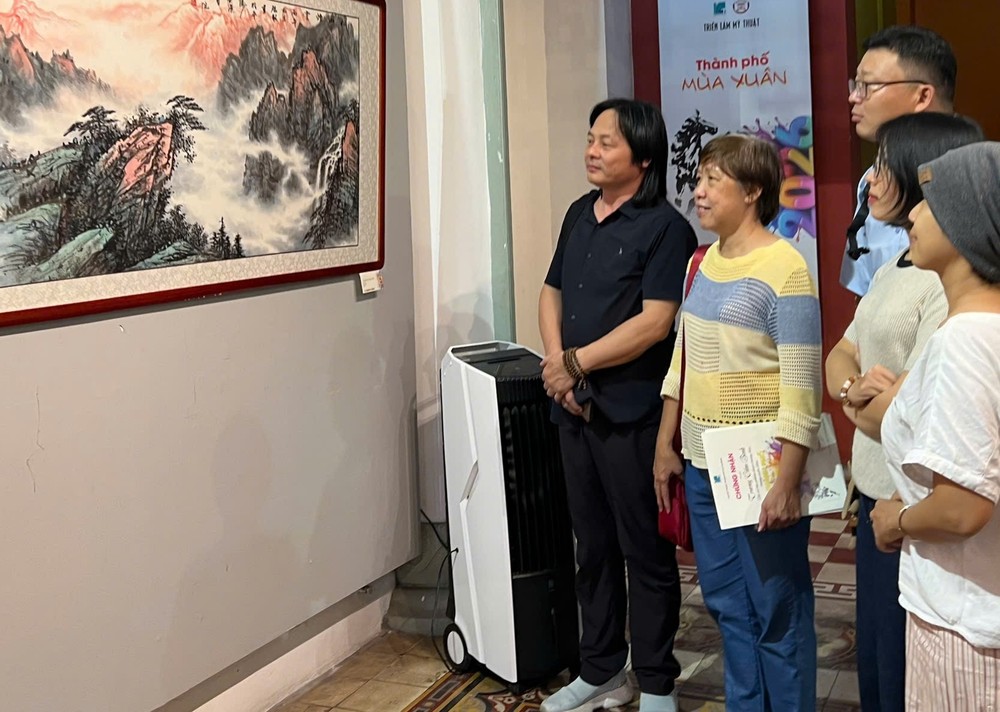 “胡志明市的春天”展开幕。