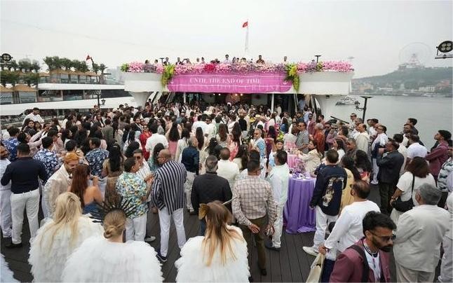 2月11日，印度亿万富翁新人在邮轮上举行婚礼。