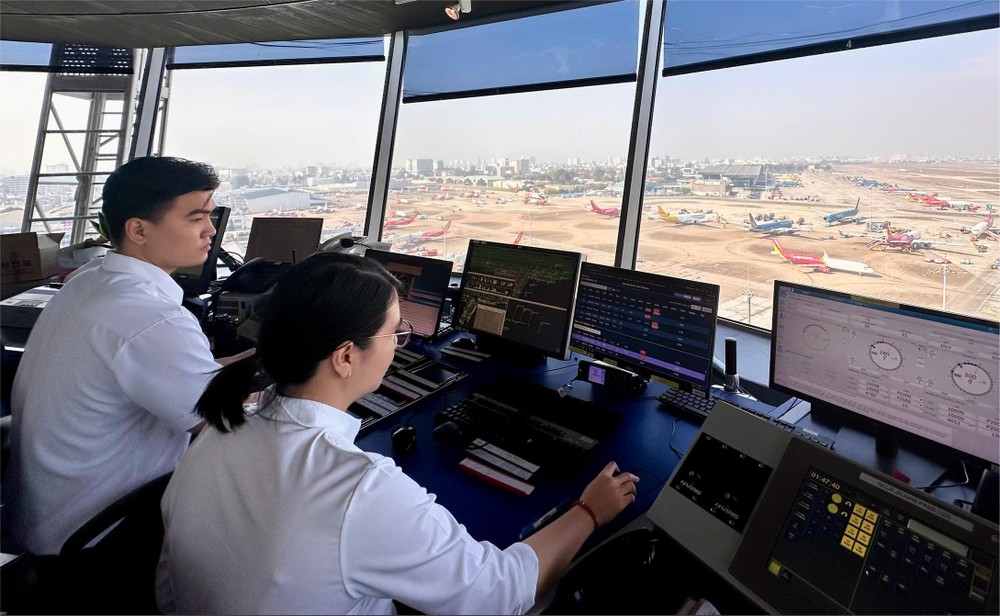  在高峰时段，空中交通管制员高度集中注意力进行航管指挥。