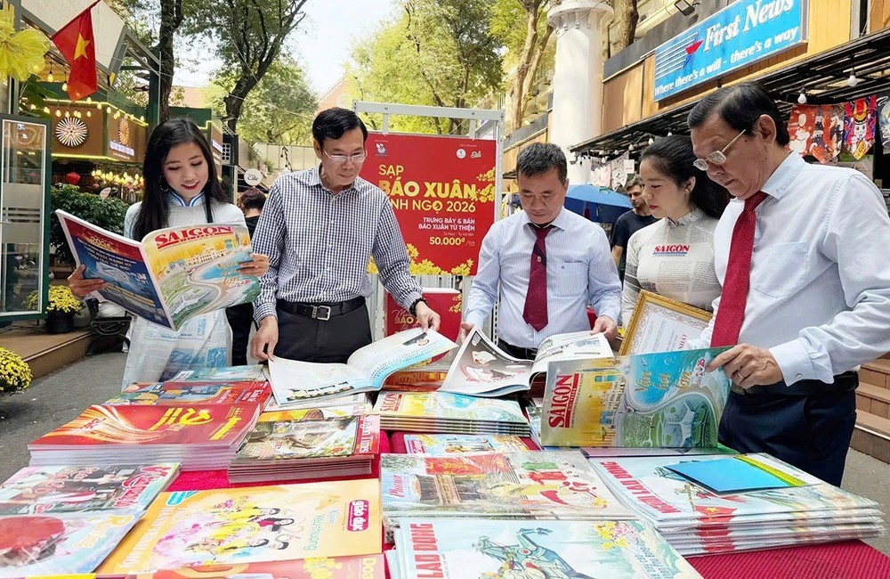 丙午春节2026期间胡志明市书香街的春节报刊亭。