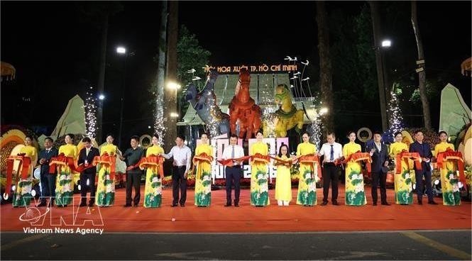 胡志明市第46届迎春花展开幕剪彩仪式。