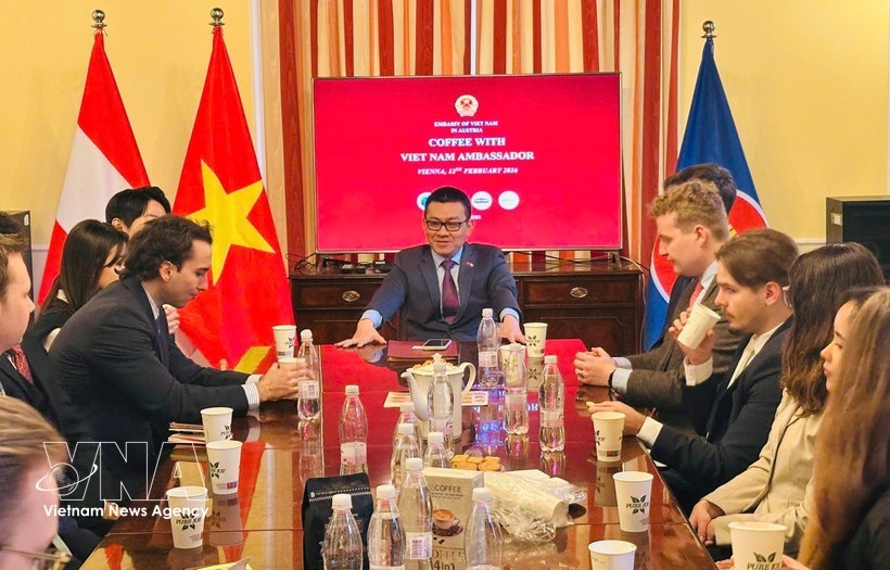 越南驻奥地利大使武黎泰黄与维也纳外交学院国际研究生及教师进行交流。