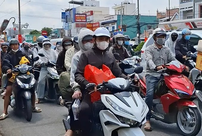 2 月 22 日，通往胡志明市的 1 号国道上摩托车数量非常多。