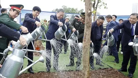 越共中央总书记苏林出席“世世代代铭记胡志明主席功勋”植树节启动仪式。图自越通社