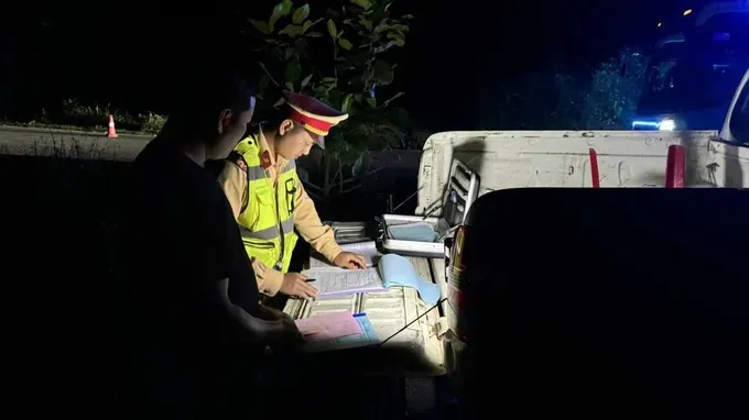 岘港市交通警察科查处一辆卧铺客车超载乘客。