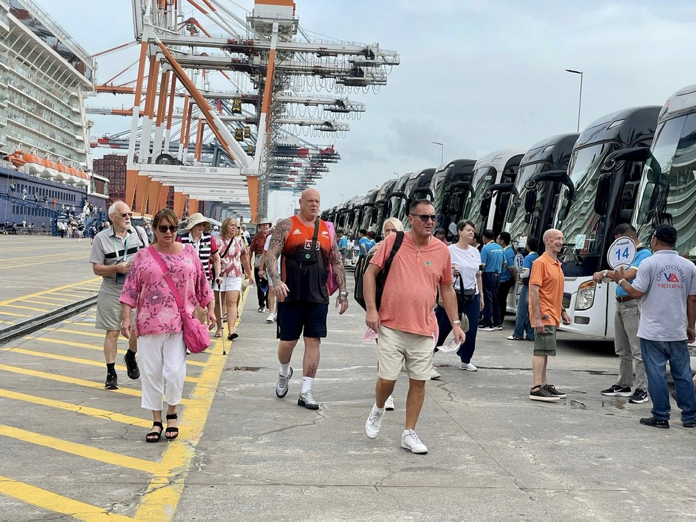 邮轮游客参观越南。