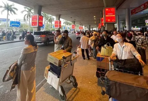 旅客在新山一机场 T2 国际航站楼下机。