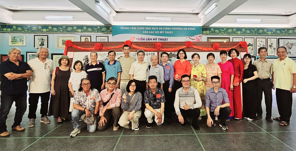 安东坊、左关坊领导与书画家交流。