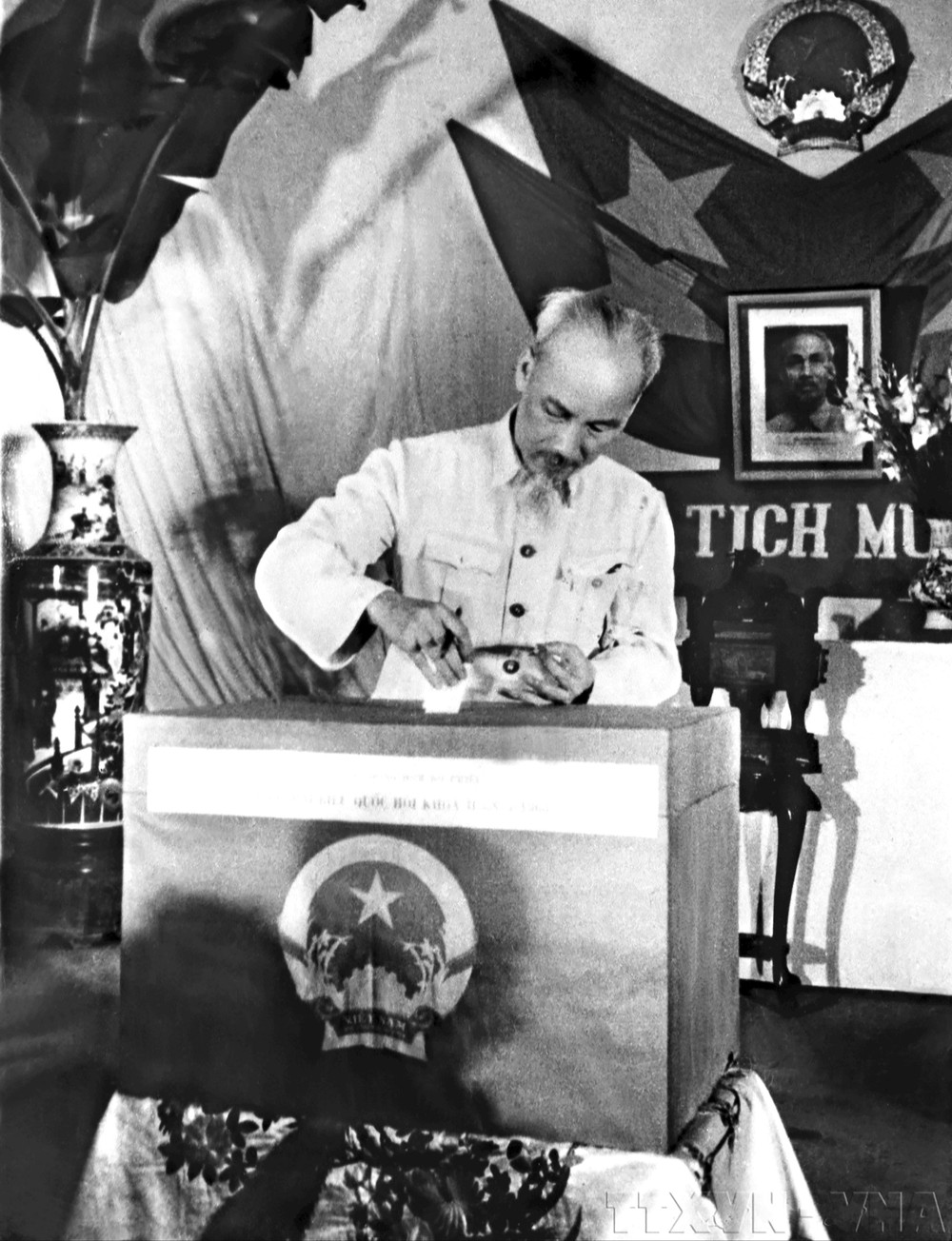 1960年5月8日，胡志明主席在河内市竹白街道参加第二届国会选举投票。图：越通社