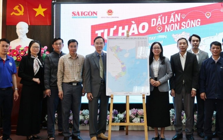 《西贡解放报》工作代表团向林同省赠送越南省级行政单位地图。