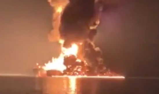  一艘伊朗军舰在霍尔木兹海峡遭到美军袭击。