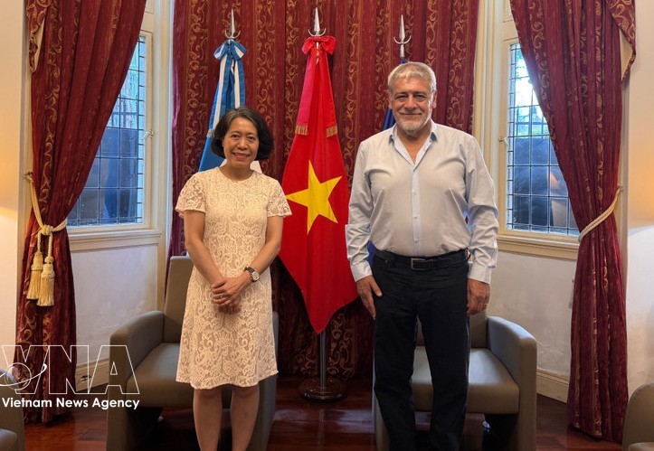 越南驻阿根廷大使吴明月会见拉丁美洲和加勒比国家公务人员联合会主席胡里奥·富恩特斯。