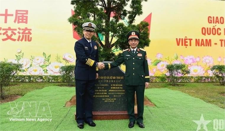 潘文江大将和董军部长出席在广宁省举行的交流框架内各项活动。 