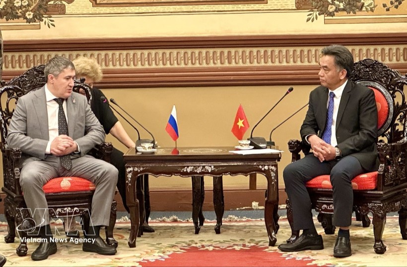 胡志明市人委会常务副主席阮禄河会见彼尔姆州州长马霍宁·德米特里。