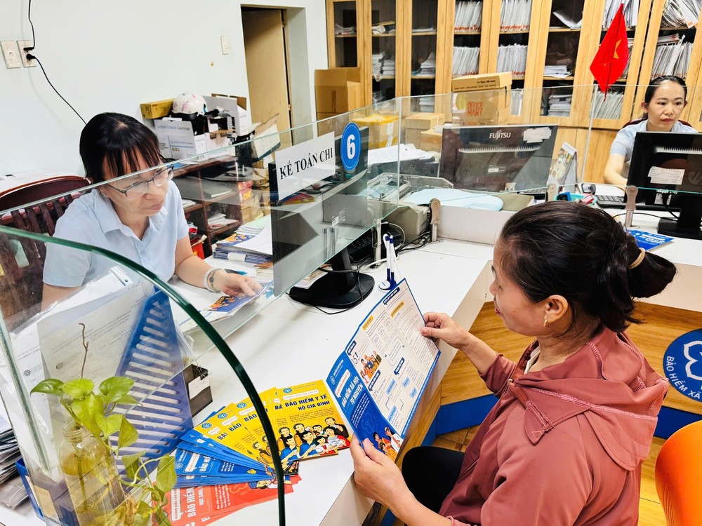 向民众提供社保咨询。