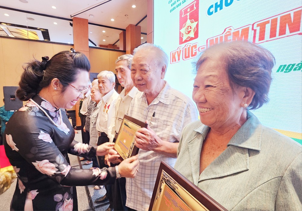 左关坊党委常务副书记胡氏竹江向华人革命有功者颁发徽章。